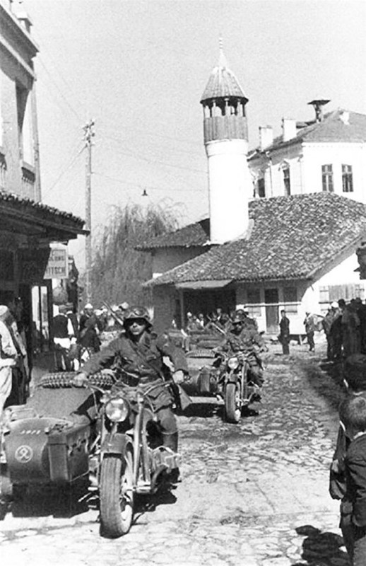 La Prinz Eugen atraviesa un pueblo bosnio