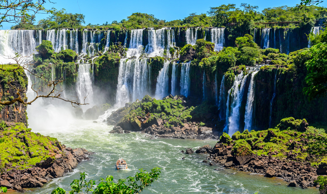 argentinie-iguazu-watervallen-toeristen-bij-uitkijk-punt-3