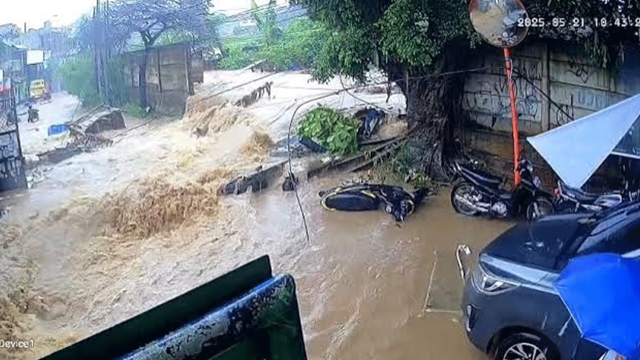 Tembok Beton Pasar Minggu Jebol