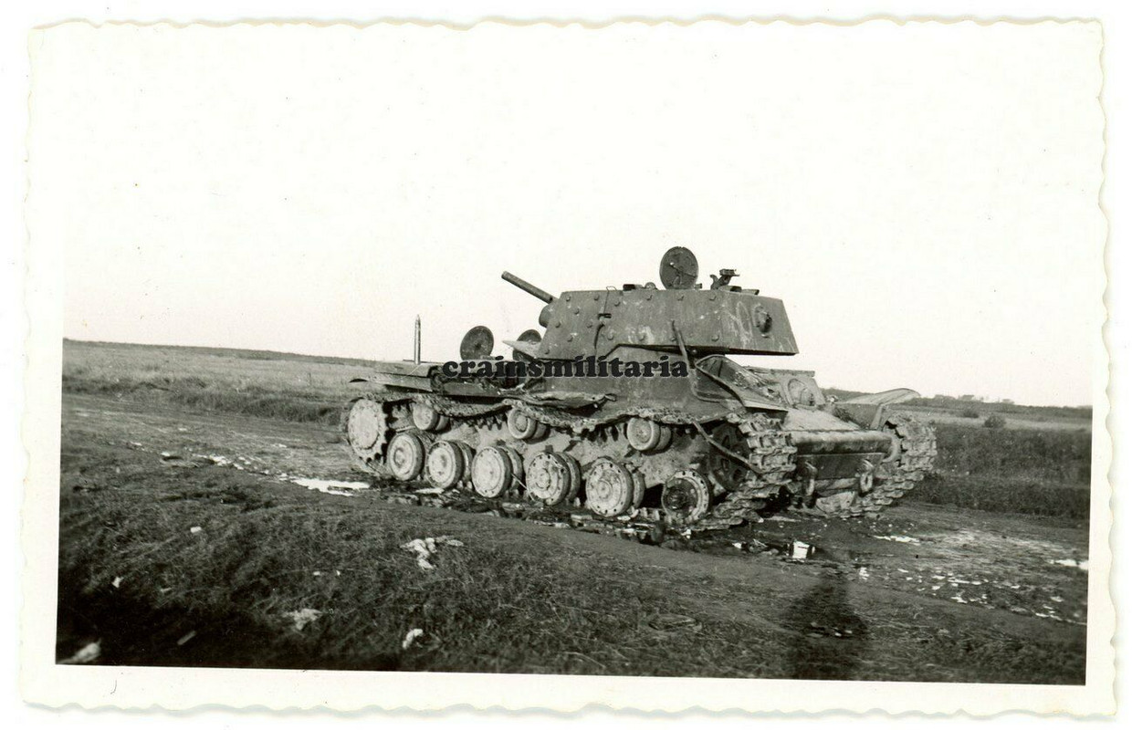 Orig. Foto zerstörte russ. Beute Panzer KW-1 Tank m. Kennung Nord Russland 1941