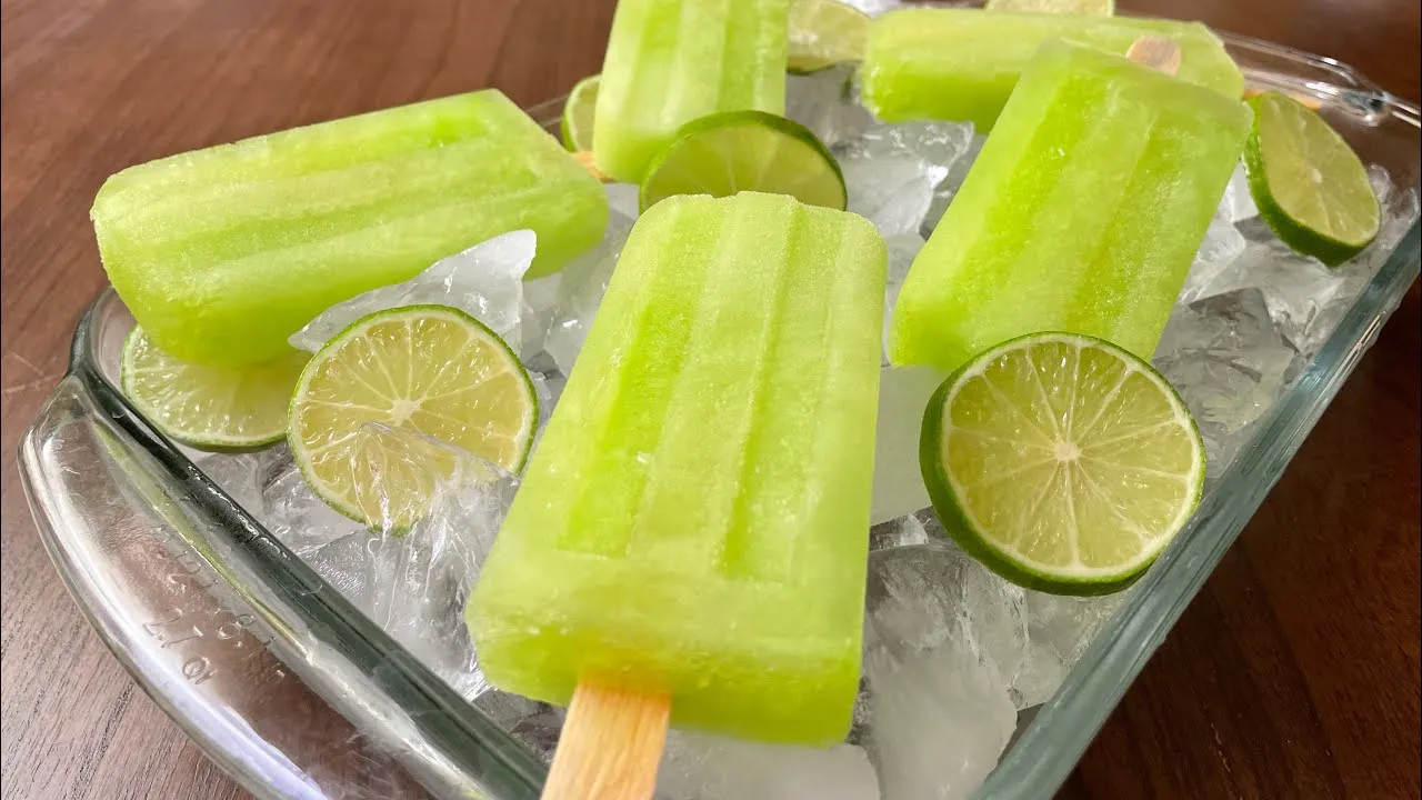 Receta para hacer unas paletas de limón con chía y miel, un postre refrescante
