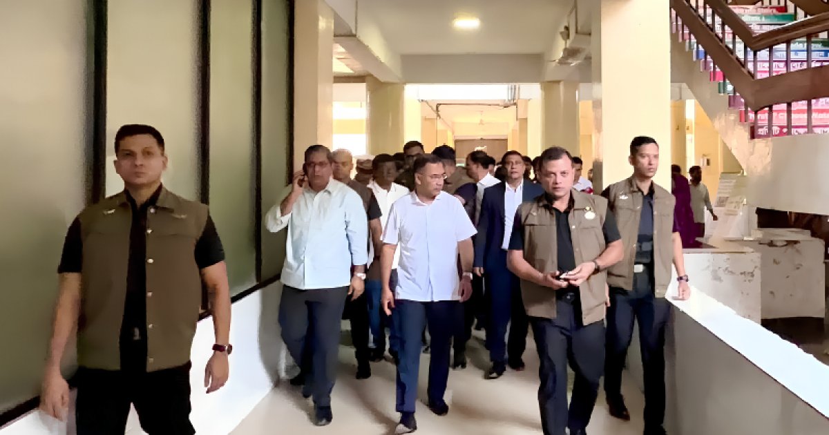 সাড়ে চার ঘণ্টায় রাজধানীর ১৩ স্পট পরিদর্শন প্রধানমন্ত্রীর