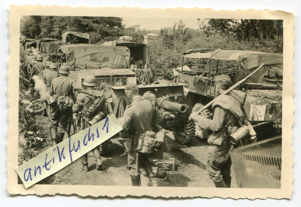 LKW`s und Geschütze aus England in Belgien im 2.