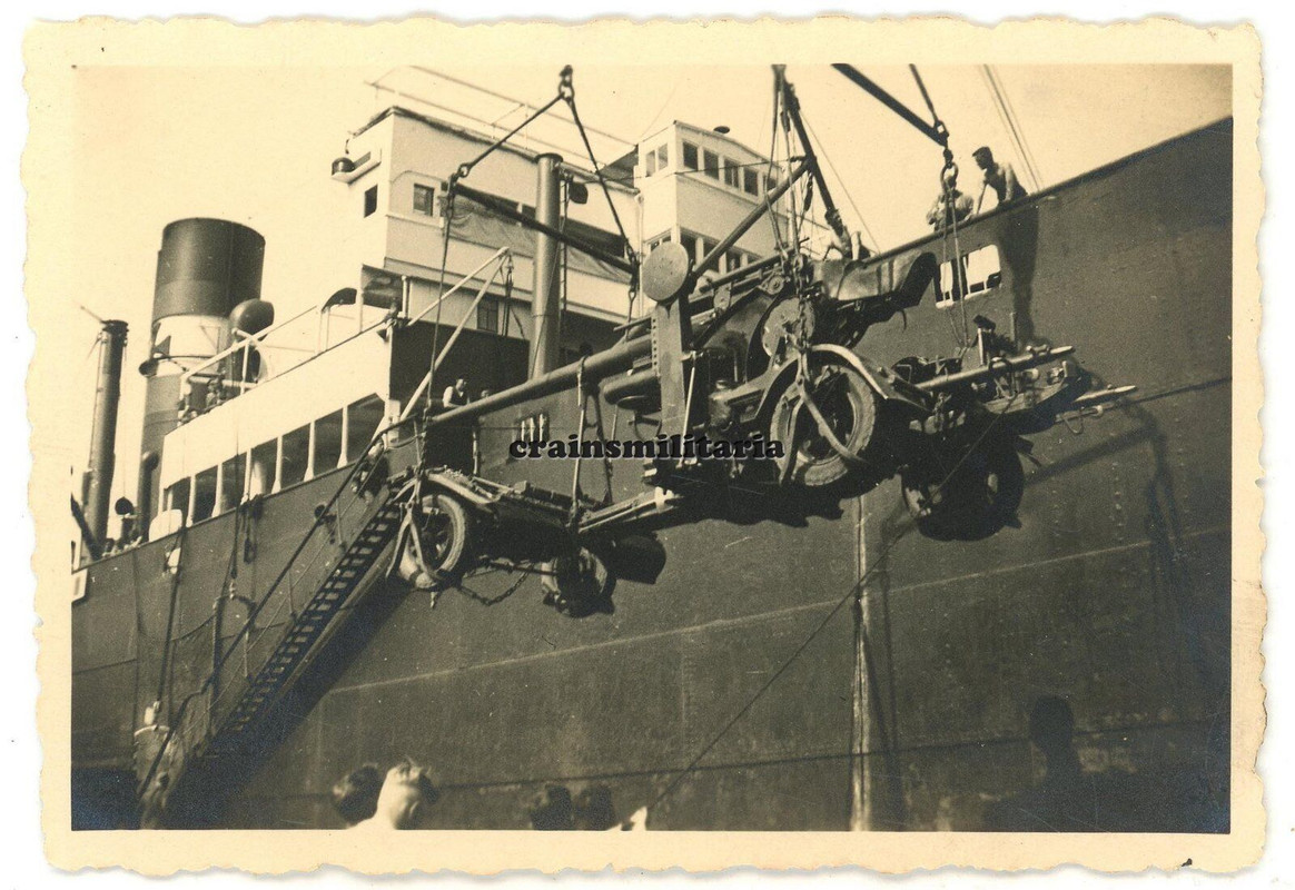 Orig. Foto schwere 8,8 cm Flak Geschütz Lafette bei Schiff Verladung im Hafen