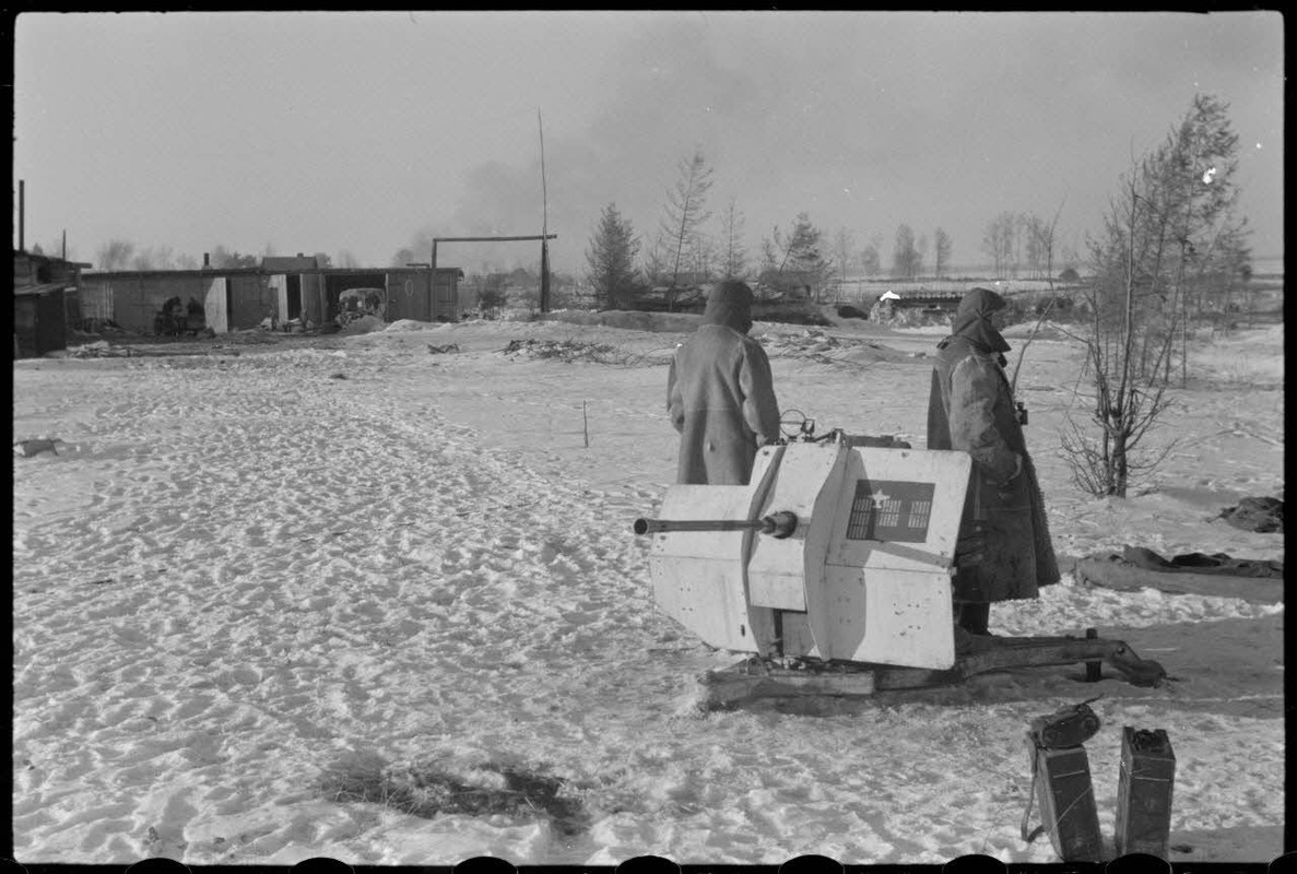 Dans le cadre de l'opération Büffelbewegung, la protection d'une route enneigée par des canons de 2c