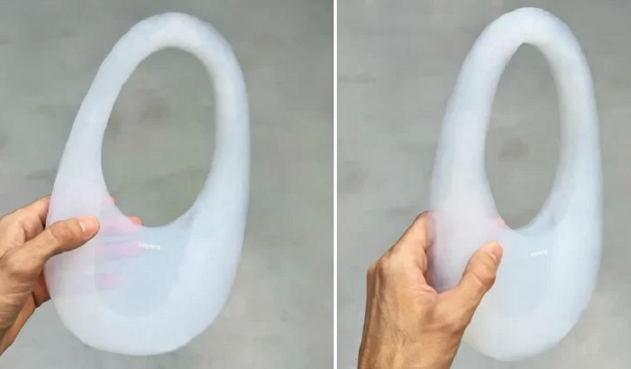Merek fesyen asal Prancis, Coperni, baru-baru ini meluncurkan versi unik dari tas Swipe ikoniknya yang terbuat dari bahan padat paling ringan di dunia yakni aerogel.