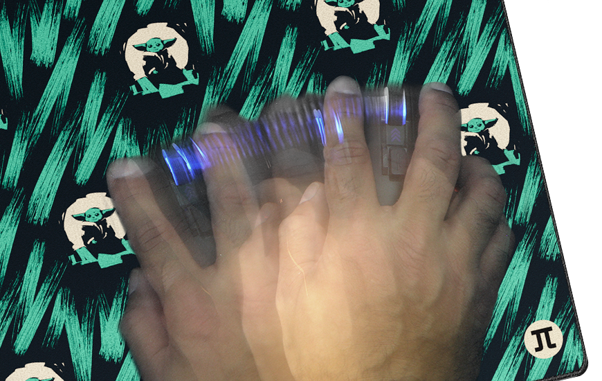 Detalle de la base de goma y el borde cosido del Mouse Pad Gaming Primus Grogu Arena XXL.