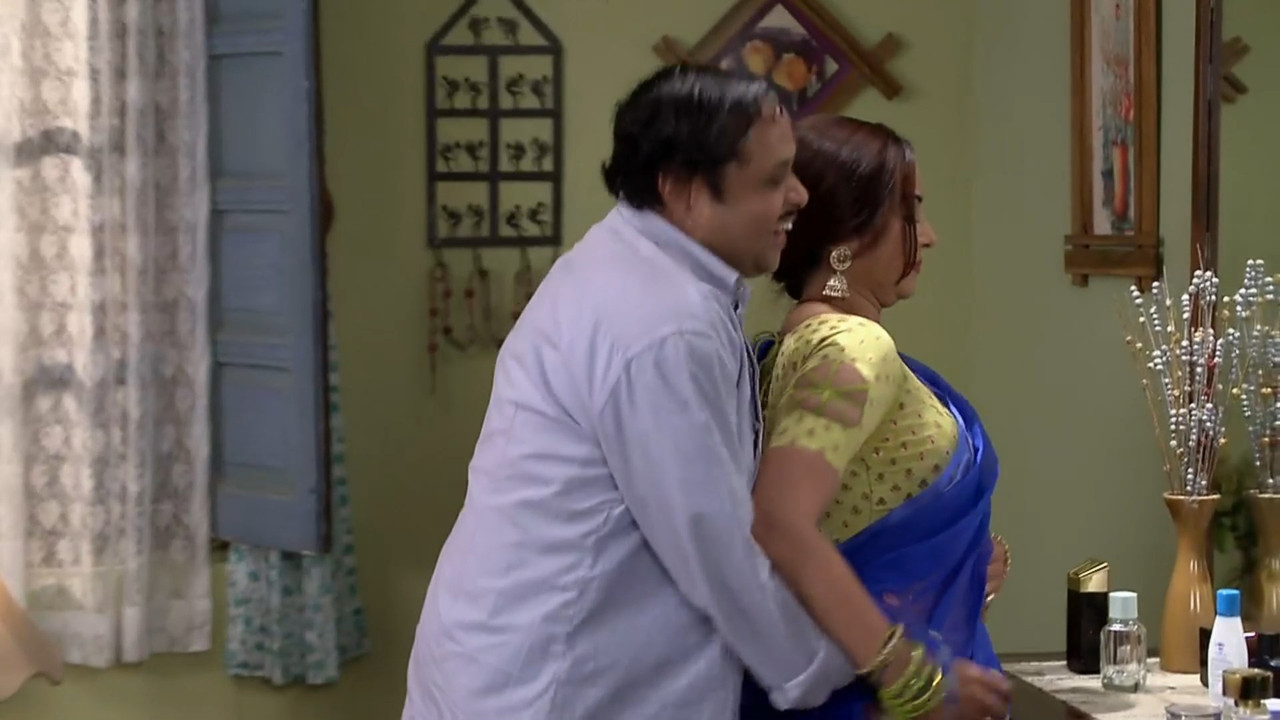 Geetanjali Misha Very Sexy Big Deep Wide Navel Hole in Saree.mp4_snapshot_00.19.075