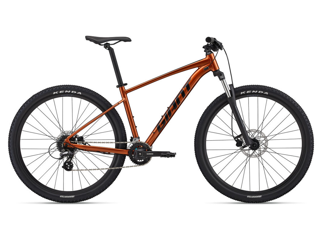 Bicicleta de montaña Giant Talon 3 de 29 pulgadas en un llamativo color naranja Amber Glow.