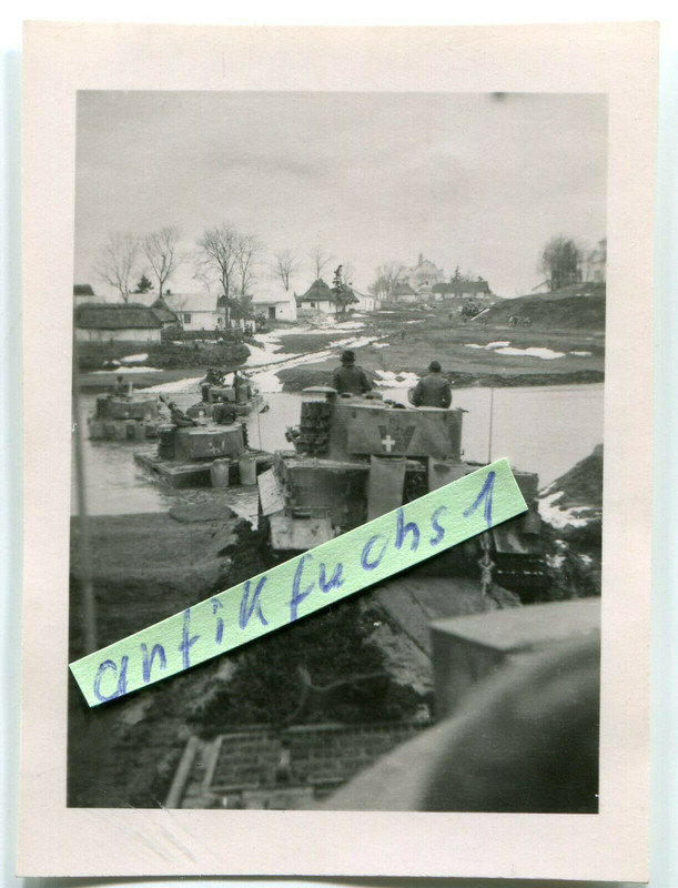 schwere Panzer Abteilung 506, 4 Tiger Panzer bei der Fluß-Durchfahrt 1944