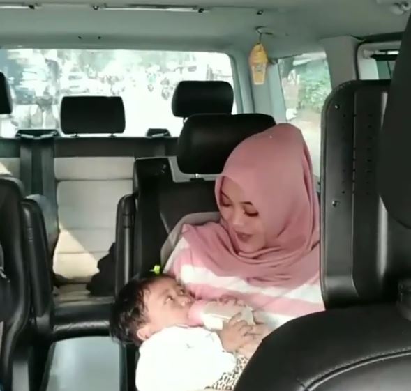 Putri Delina dan bayi mendiang Lina