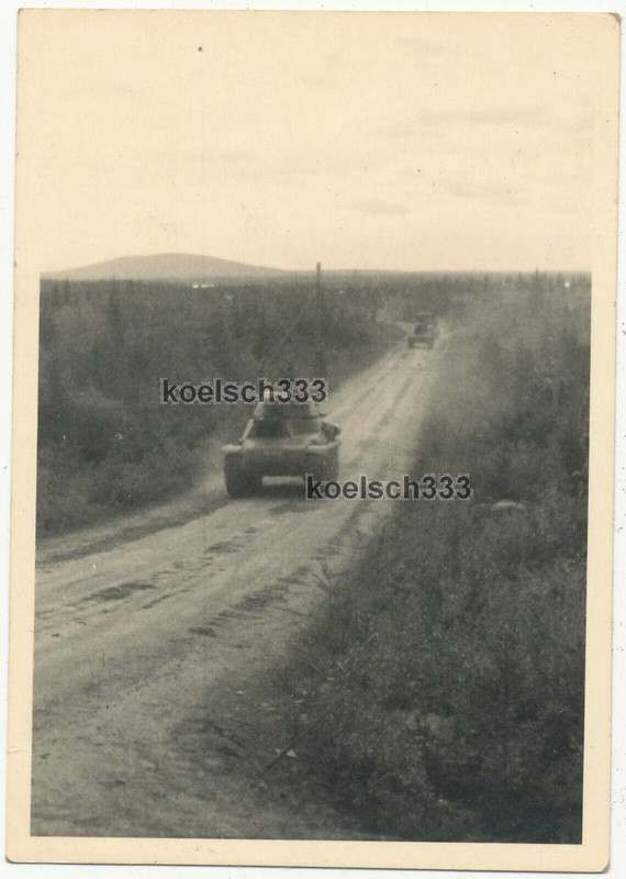 Foto französische Char Beute Panzer der Wehrmacht auf dem Marsch in Estland(2)