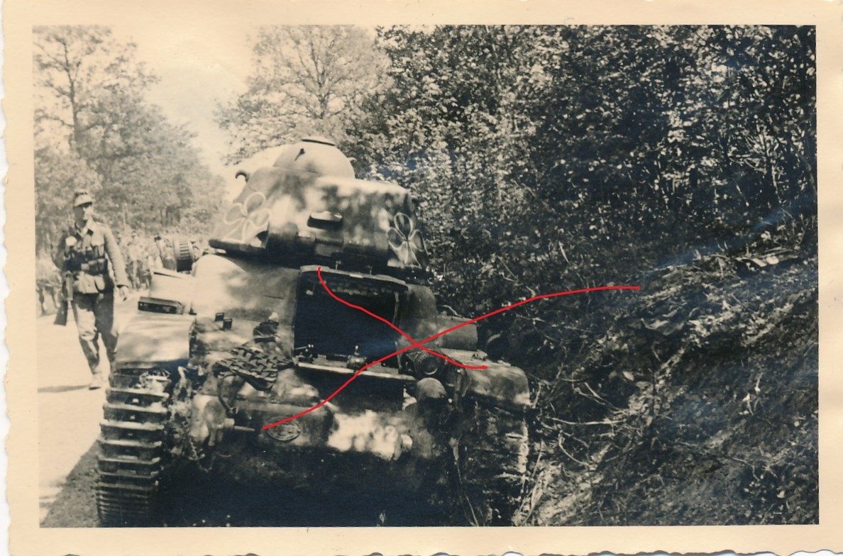 Foto Deutsche Soldaten französischer Panzer tank