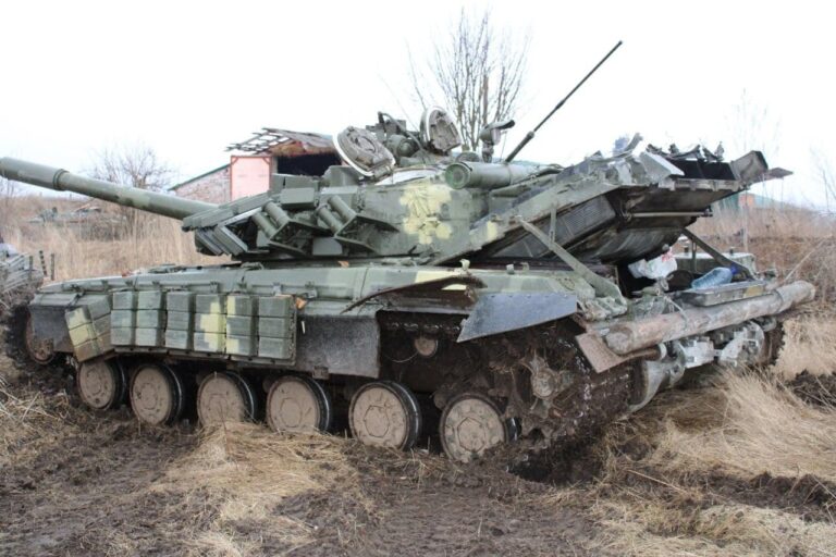 A-T-64-battle-tank-of-the-Ukrainian-Army-that-was-captured-by-Russian-forces-in-Chernihiv-Region.jpg