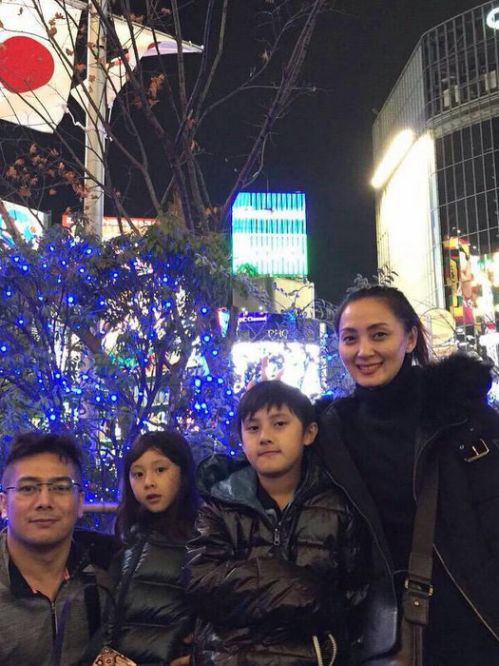 Della Puspita bersama dua anaknya dan mantan suaminya, Jocky Fernando