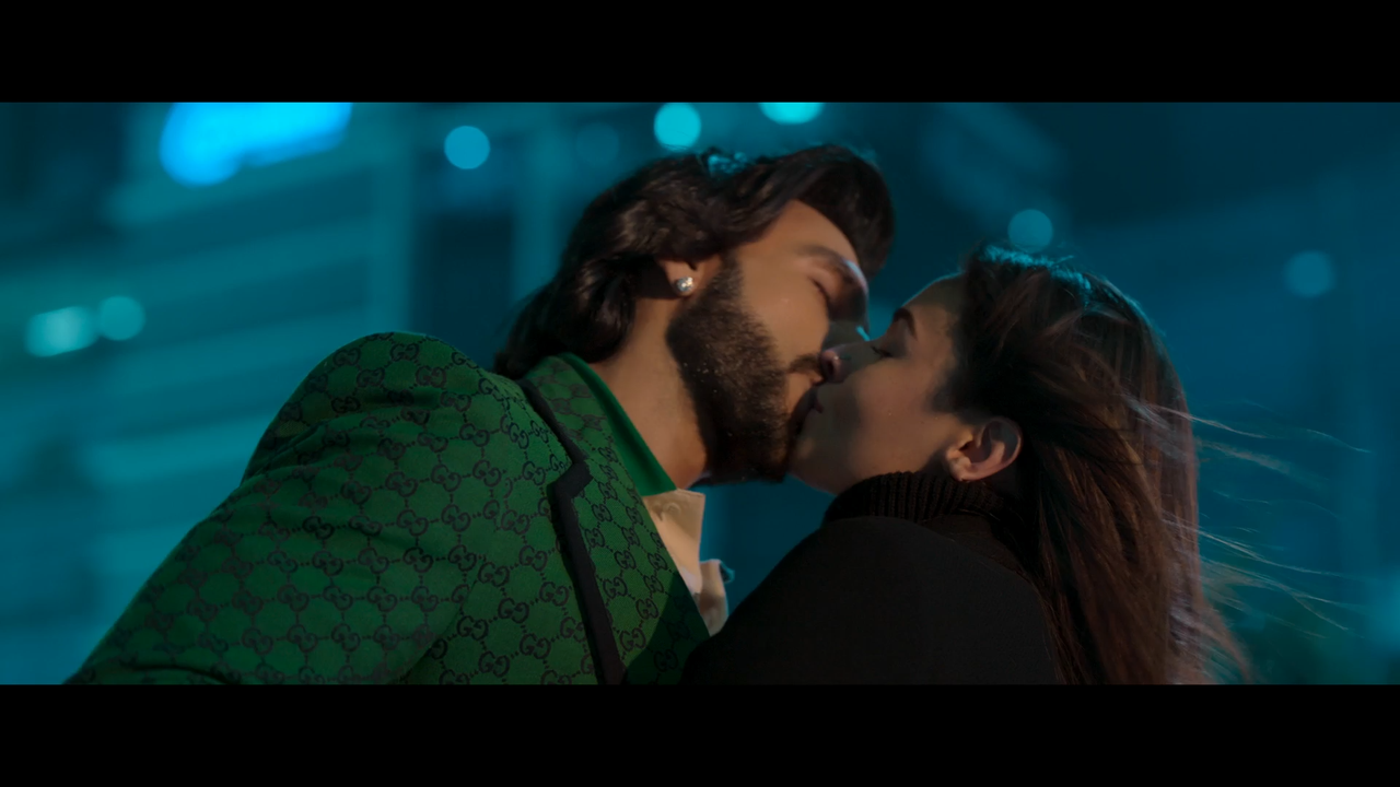 Rocky Aur Rani Kii Prem Kahaani 2023 - by Telly - VLC media player 08-09-2023 14_04_23