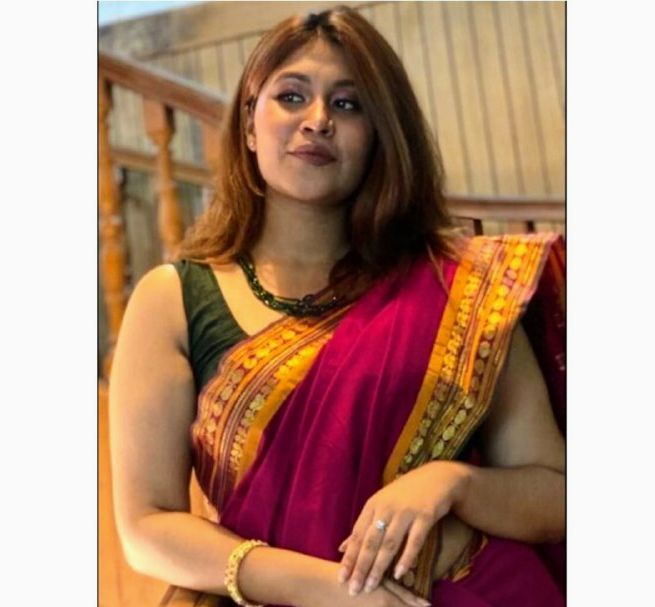 Hot desi bhabhi shoing armpits and rubbing her boobs closeup exclusive viral video