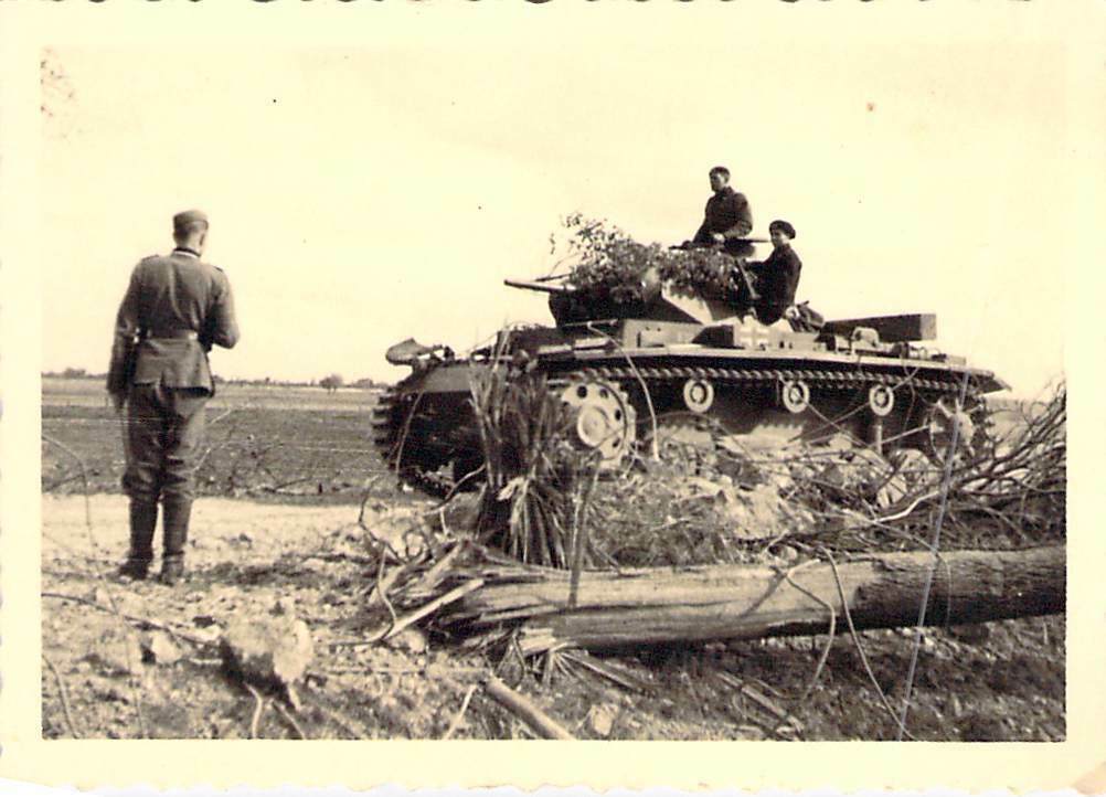 Wehrmacht Panzer III mit geöffnetem Turm Besatzung mit alter Müt