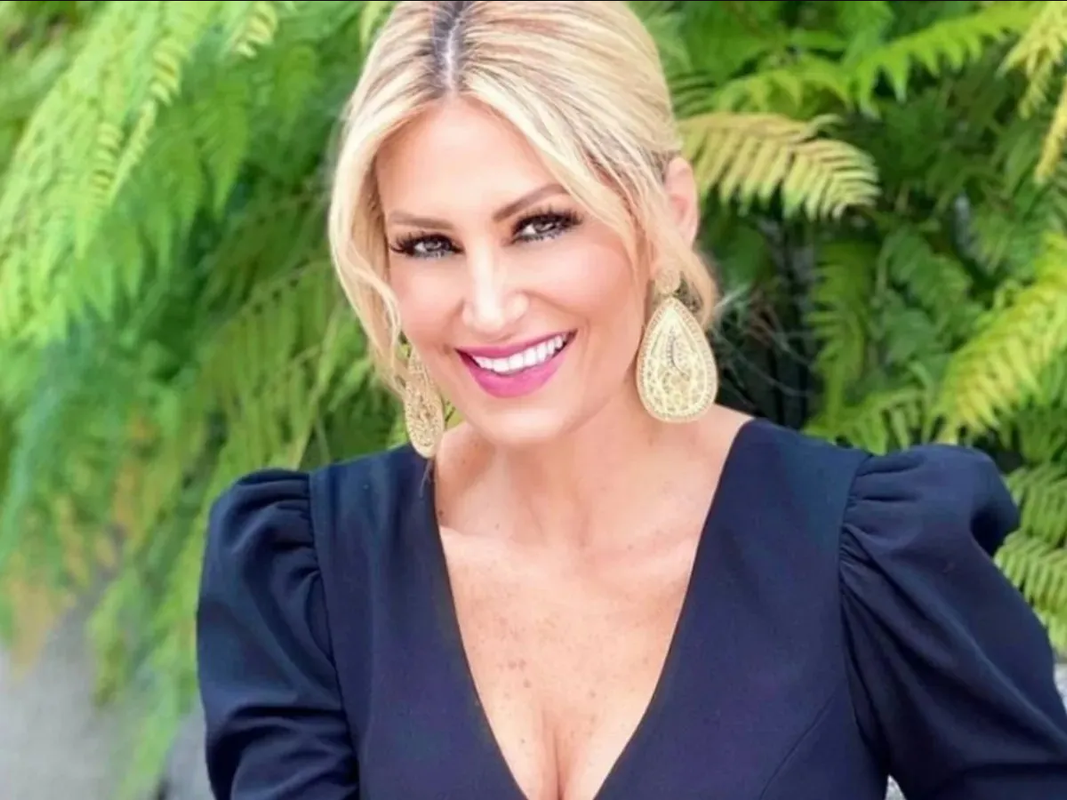 Anette Cuburu es la reina de Venga La Alegría en medias negras y blazer