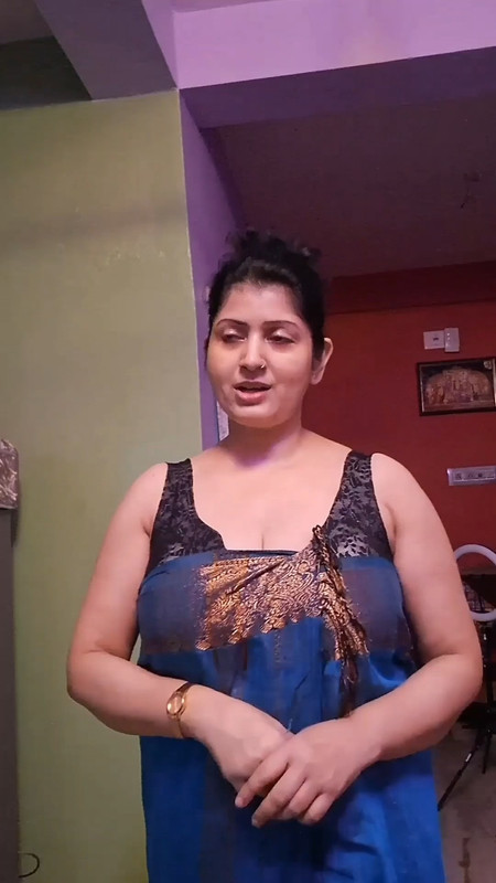 Bengali aunty sexy cleavage abd huge breast,navel in blue saree.mp4_snapshot_01.00.000