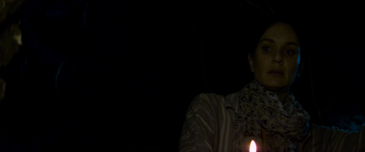 Fotos 05980 The.Other.Side.Of.The.Door.2016.1080