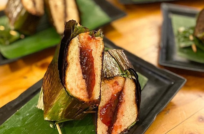 Varian roti bakar di Dapoer Roti Bakar disajikan dengan bungkusan daun pisang.