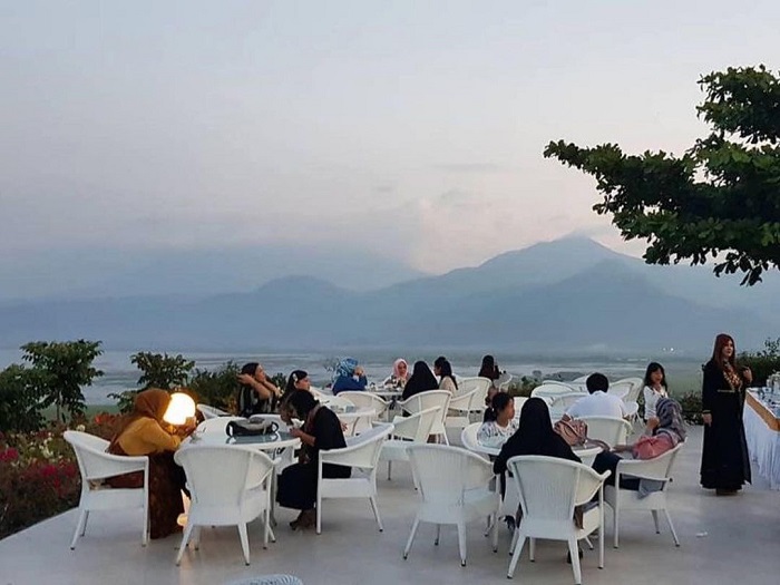 Restoran di Eling Bening, Semarang.