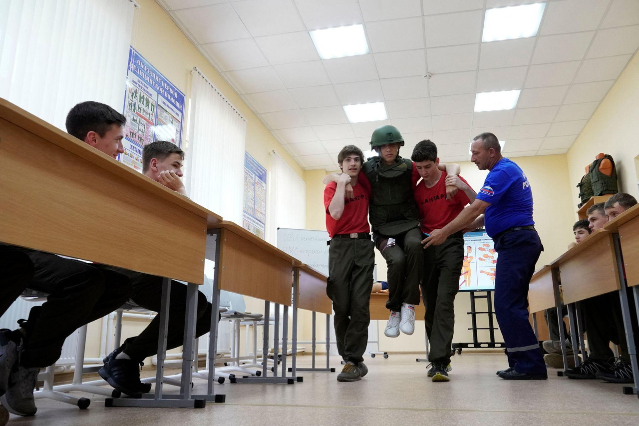 Ambiente escolar com elementos de militarização e propaganda