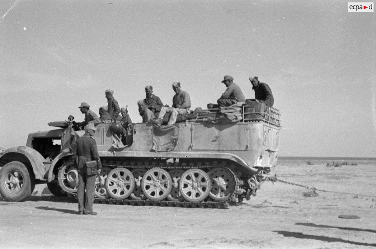 Une colonne de véhicules, dont un semi-chenillé Sd.Kfz.7, se porte vers le col d'Halfaya pendant le 