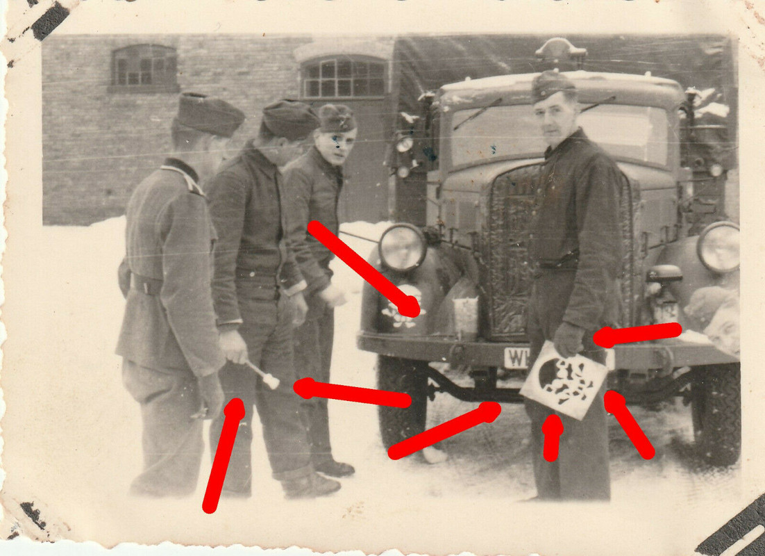 Foto Sturmgeschütz Abt.1.192 Stug III LKW Emblem Wappen TK wird angebracht