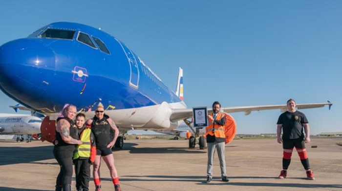 Dua wanita dari Wales telah memecahkan Guinness World Record setelah berhasil menarik pesawat A320 sejauh 20 meter dengan waktu 37,63 detik.