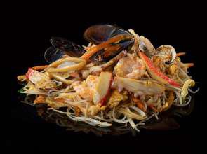 237 Spaghetti di riso ai frutti di mare con uovo e verdure