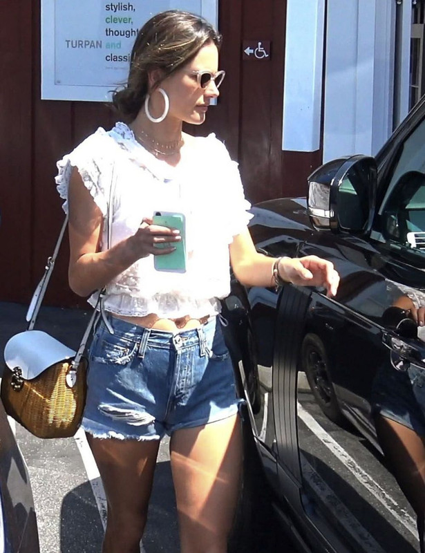 alessandra-ambrosio-shopping-at-brentwood-country-mart-07-20-201