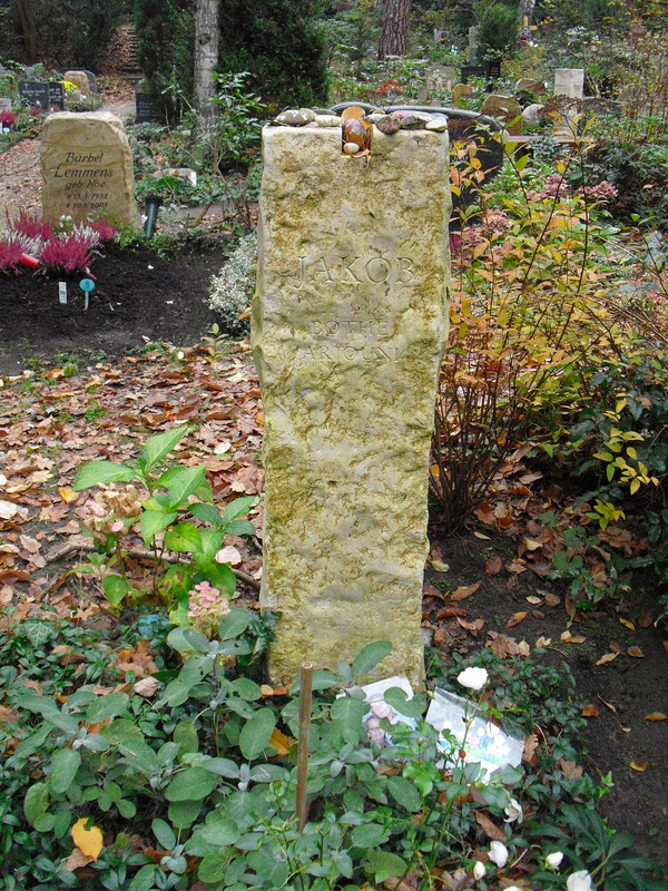 1536px-Jakob_Arjouni_-_Friedhof_Heerstraße