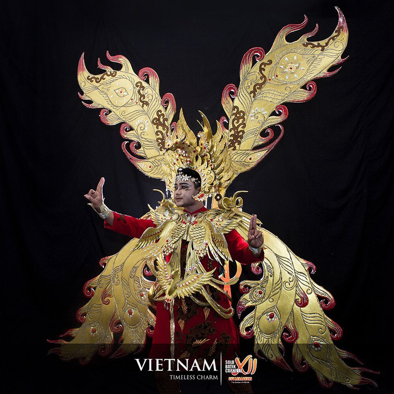 Kostum delegasi negara Vietnam di Solo Batik Carnival 2019.