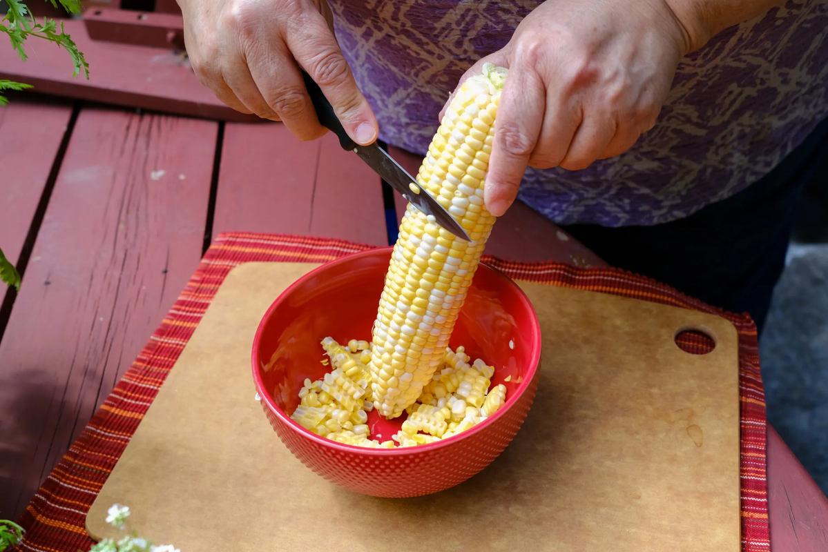 ¿Cómo desgranar el elote sin riesgo de cortarse?
