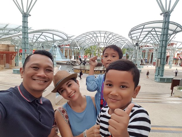 Mira Asmara bersama suami dan kedua putranya