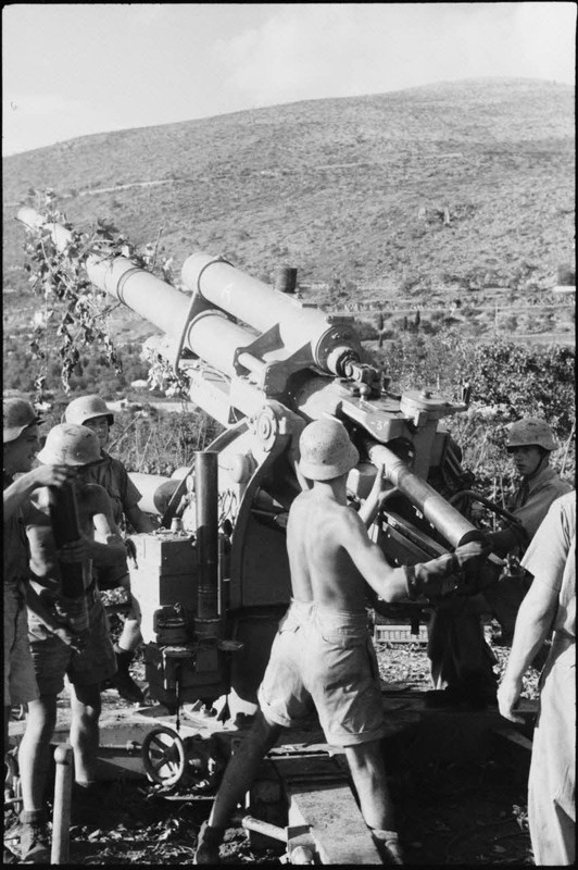En Crète, les artilleurs du canon A de la 3e batterie du FlaK-Regiment 23 s'activent autour d'un can