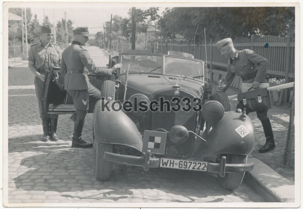 Foto Stabsoffiziere am Mercedes Bens PKW von General Hans Speidel im Osten 1944