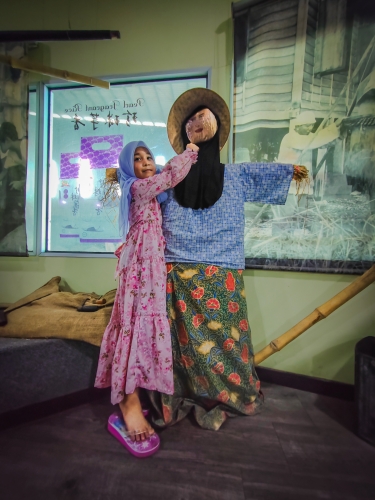 Orang-orang digunakan untuk menghalau burung