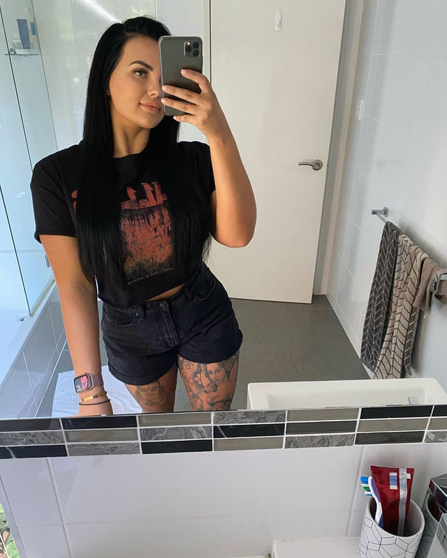  Renee Gracie, seorang pembalap Supercar Australia banting stir menjai bintang video porno.