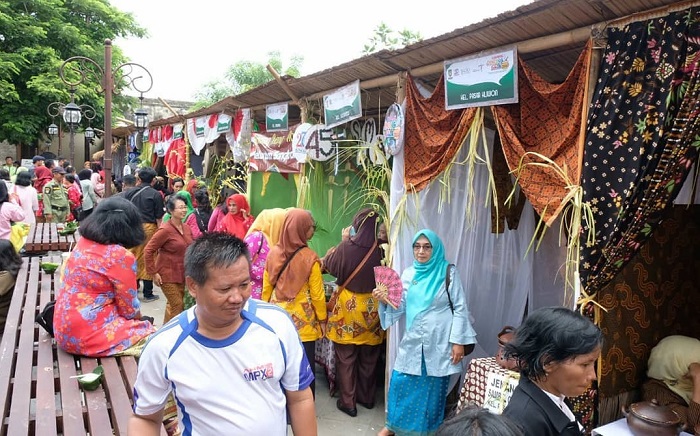 Ribuan warga menyerbu jenang gratis dalam acara Semarak Jenang Sala, Senin (17/2/2020).