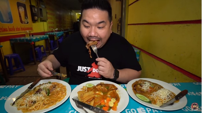 Nex Carlos saat mencicipi sajian kuliner di Javan Steak.