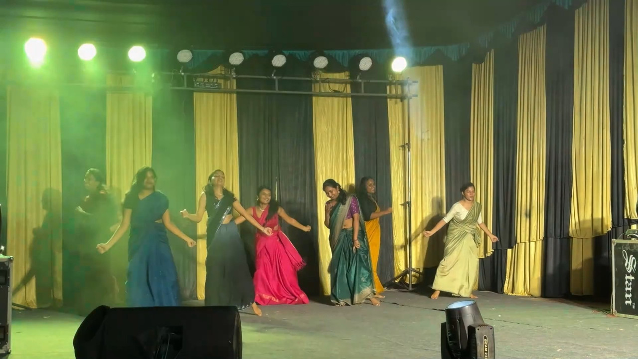 Sexy Malayali Girl Open Navel dance during dance.mp4_snapshot_00.16.834