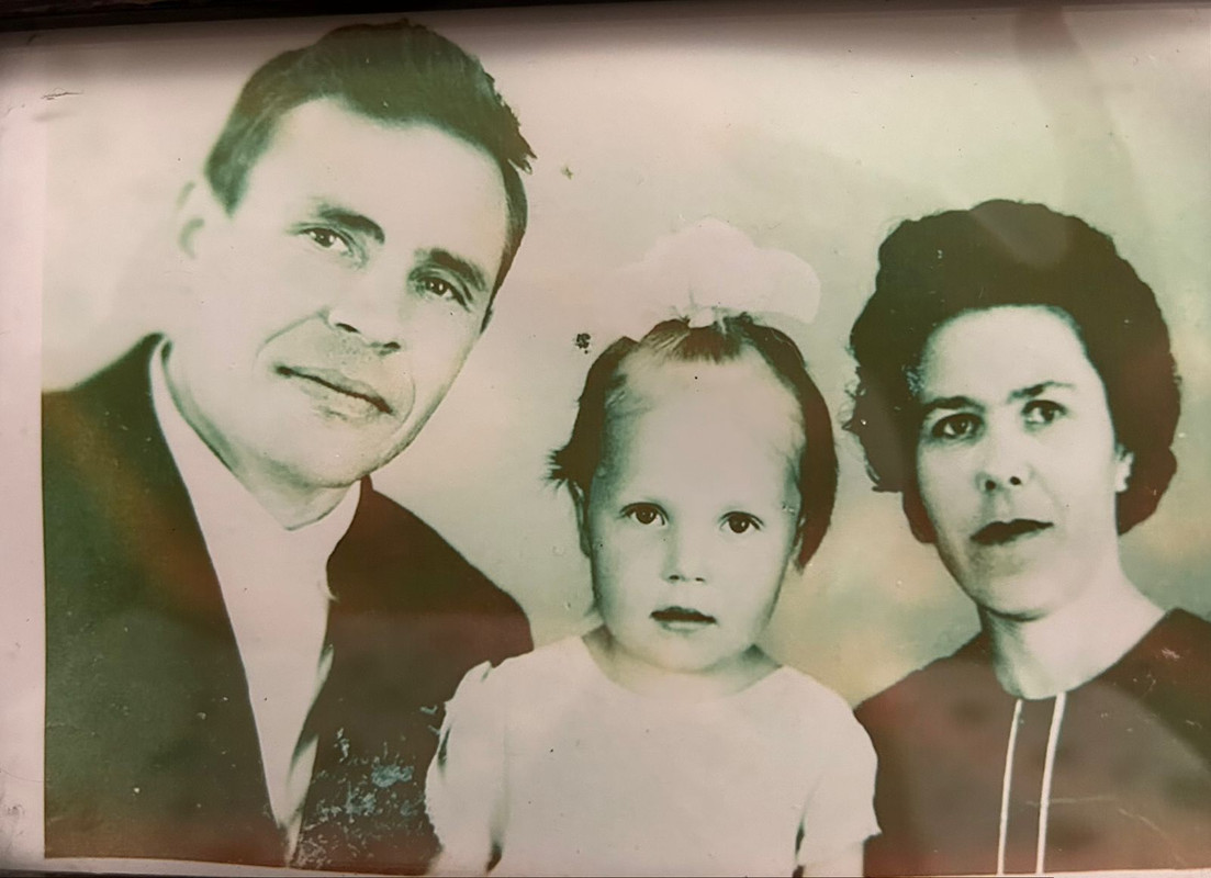 Молотков Анатолий Александрович с женой Лидией Федоровной и дочь Ирина (моя мама)