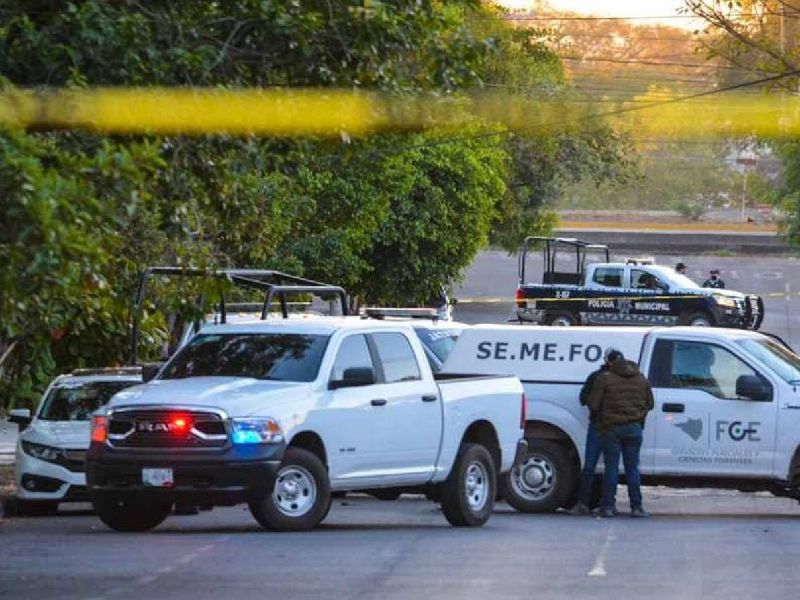 Hallan dos cadáveres dentro de vehículo afuera de la Universidad de Colima