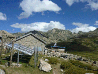 Un chalet de montagne équipé d’une installation solaire