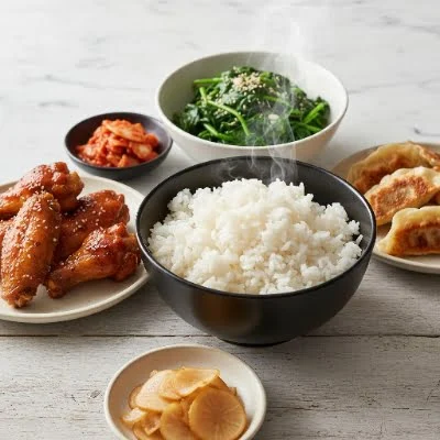 Reis und mehr auf einem Teller angerichtet