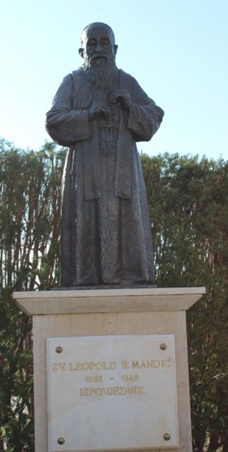 Papa Luciani ricorda Leopoldo Mandic dans Fede, morale e teologia La-statua-in-bronzo-a-Medjugorje-di-San-Leopoldo-Bogdan-Mandic-santo-prottetore-dei-confessori-can