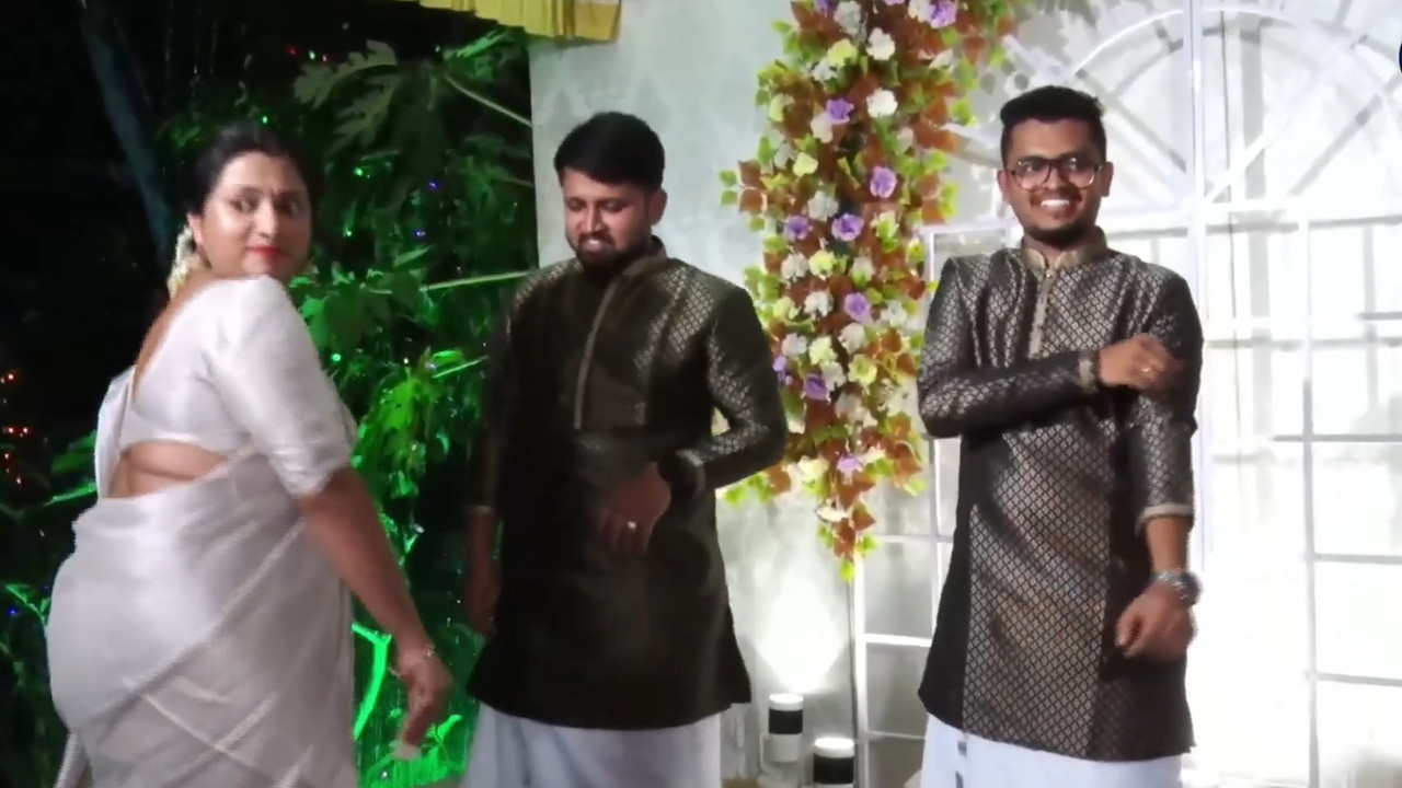 Hot fleshy Malayali aunty tummy foldand big ass in white saree.mp4_snapshot_01.18.074